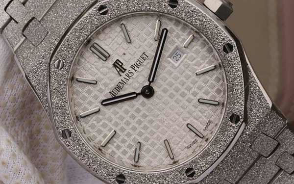 爱彼腕表表壳割手怎么处理（图）